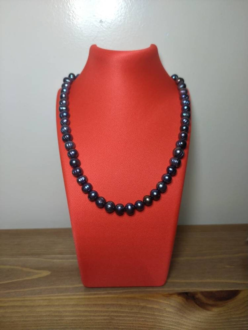 Black Pearls in Beautiful Necklace, an Exclusive Product Handmade with Love and Natural Pearls to Embellish Your Neck.