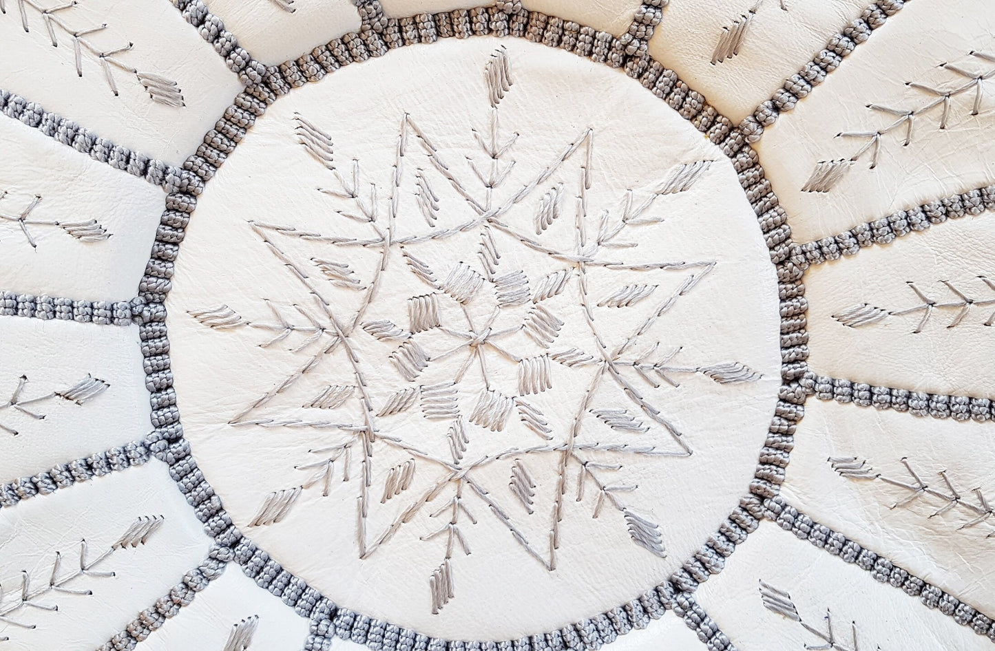 Pouf En Cuir Blanc Avec Broderie Supérieure, Pouf Marocain Blanc, Repose-Pieds Ottomans De Luxe, Pouf En Cuir, Pouf Fait Main