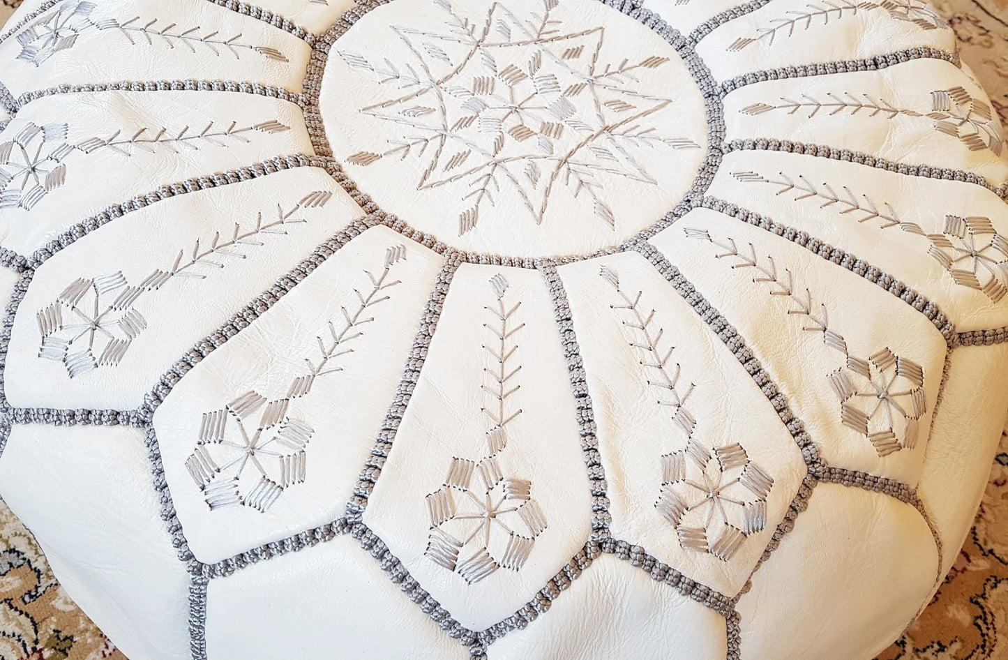 Pouf En Cuir Blanc Avec Broderie Supérieure, Pouf Marocain Blanc, Repose-Pieds Ottomans De Luxe, Pouf En Cuir, Pouf Fait Main