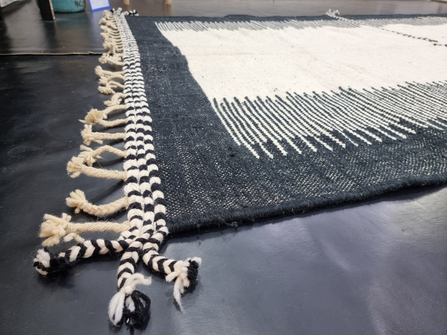 STUNNING ZANAFI RUG, Handmade Wool Rug, Moroccan Rug, Berber Rug, Kilim Flat Rug, Black and White Rug, Striped Wool Rug, Handwoven Wool Rug