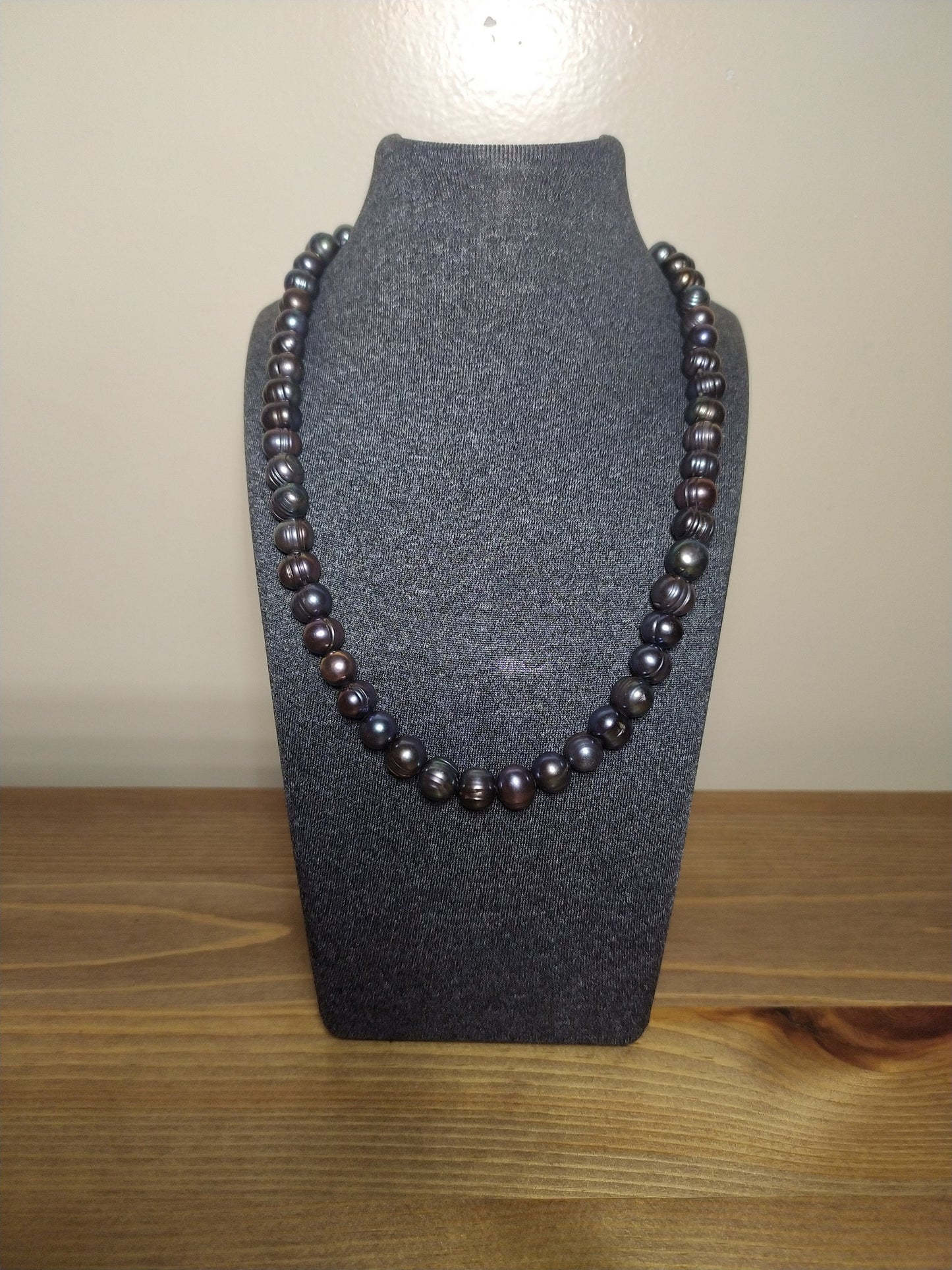 Black Pearls in Beautiful Necklace, an Exclusive Product Handmade with Love and Natural Pearls to Embellish Your Neck.