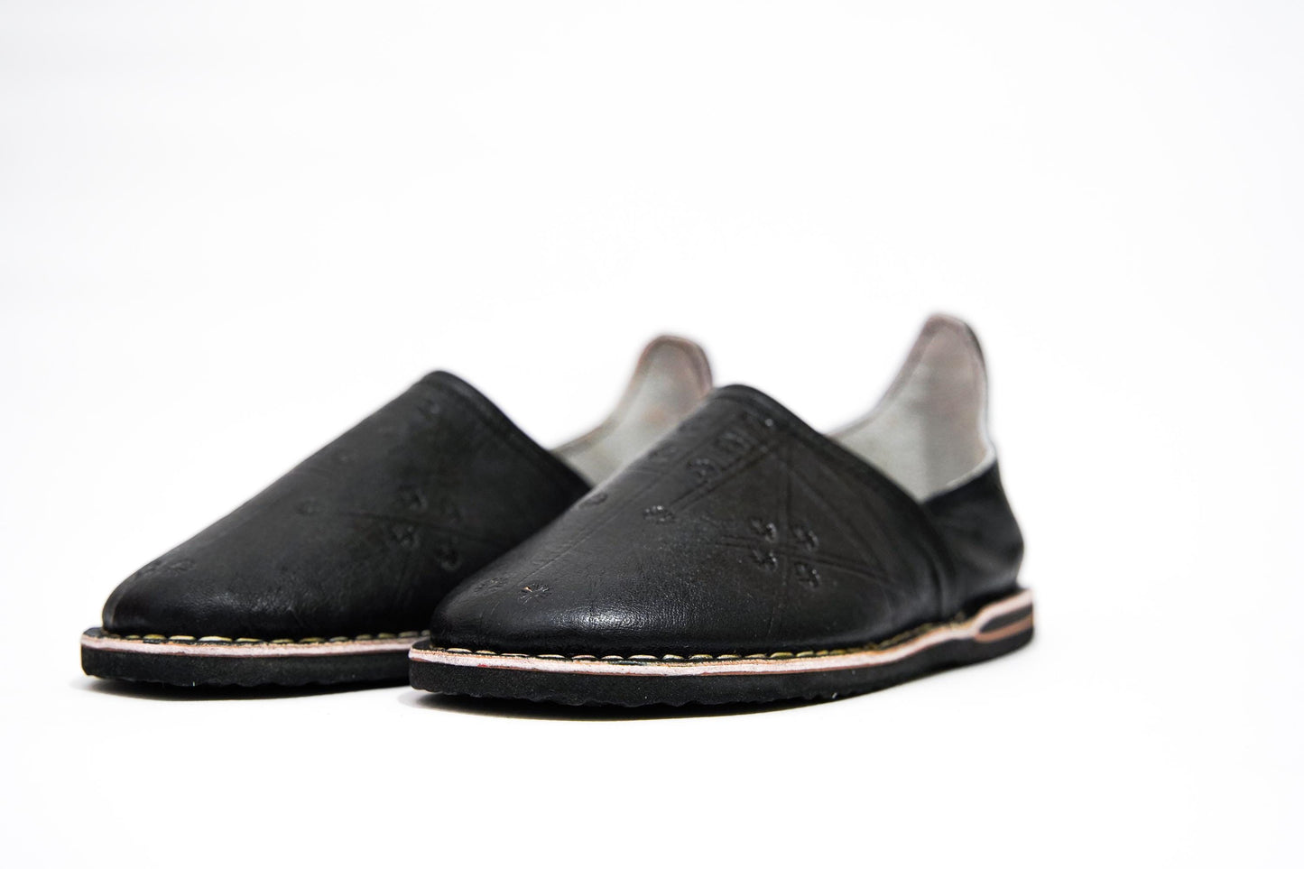 Handmade Moroccan Babouche Leather Slippers for Men, Classic Black Organic Sheepskin Slip-Ons – Elegant and Comfortable.