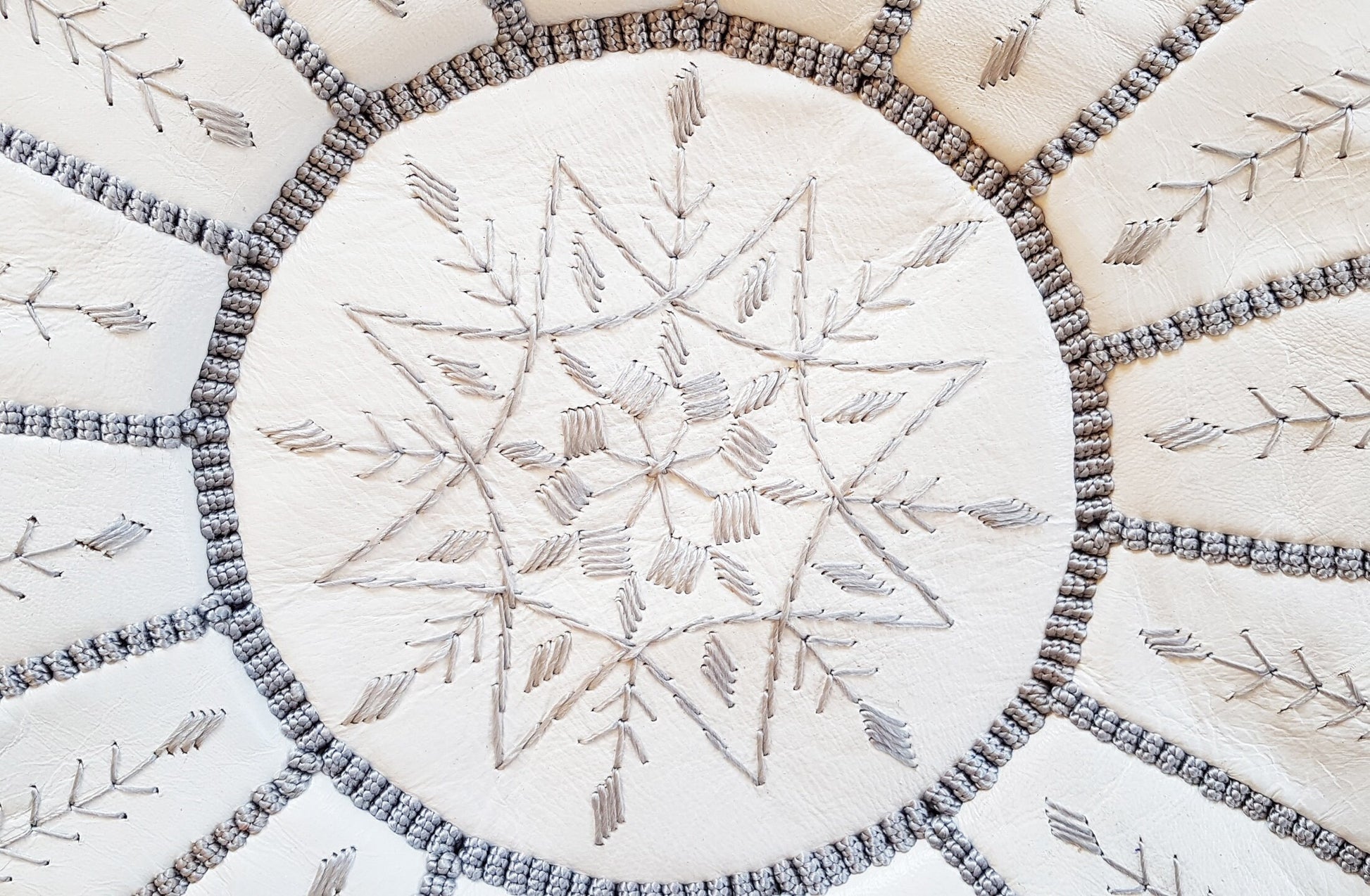 Pouf En Cuir Blanc Avec Broderie Supérieure, Pouf Marocain Blanc, Repose-Pieds Ottomans De Luxe, Pouf En Cuir, Pouf Fait Main