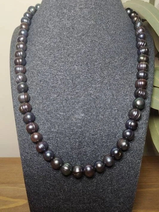 Black Pearls in Beautiful Necklace, an Exclusive Product Handmade with Love and Natural Pearls to Embellish Your Neck.