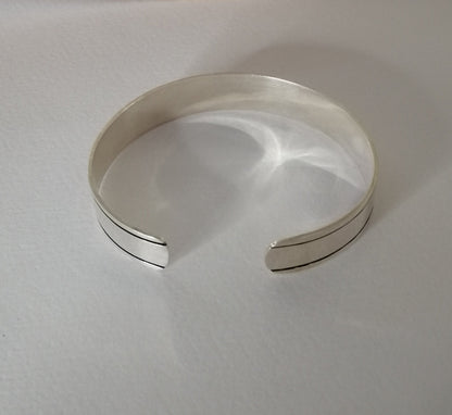 Modern Moroccan Silver Cuff - Black Edge