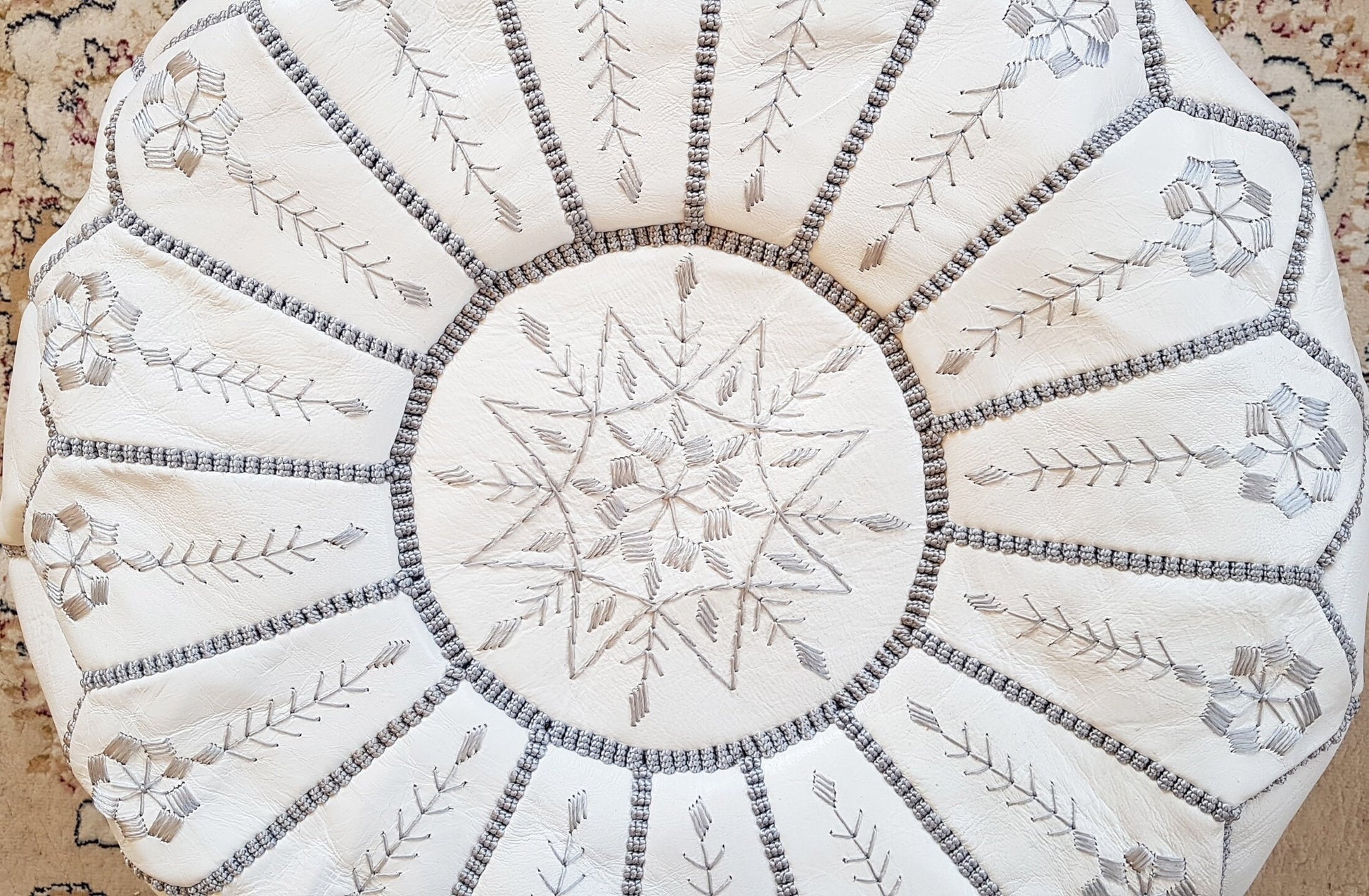 Pouf En Cuir Blanc Avec Broderie Supérieure, Pouf Marocain Blanc, Repose-Pieds Ottomans De Luxe, Pouf En Cuir, Pouf Fait Main