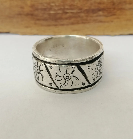Heavy Silver Ring with Diagonal Engravings