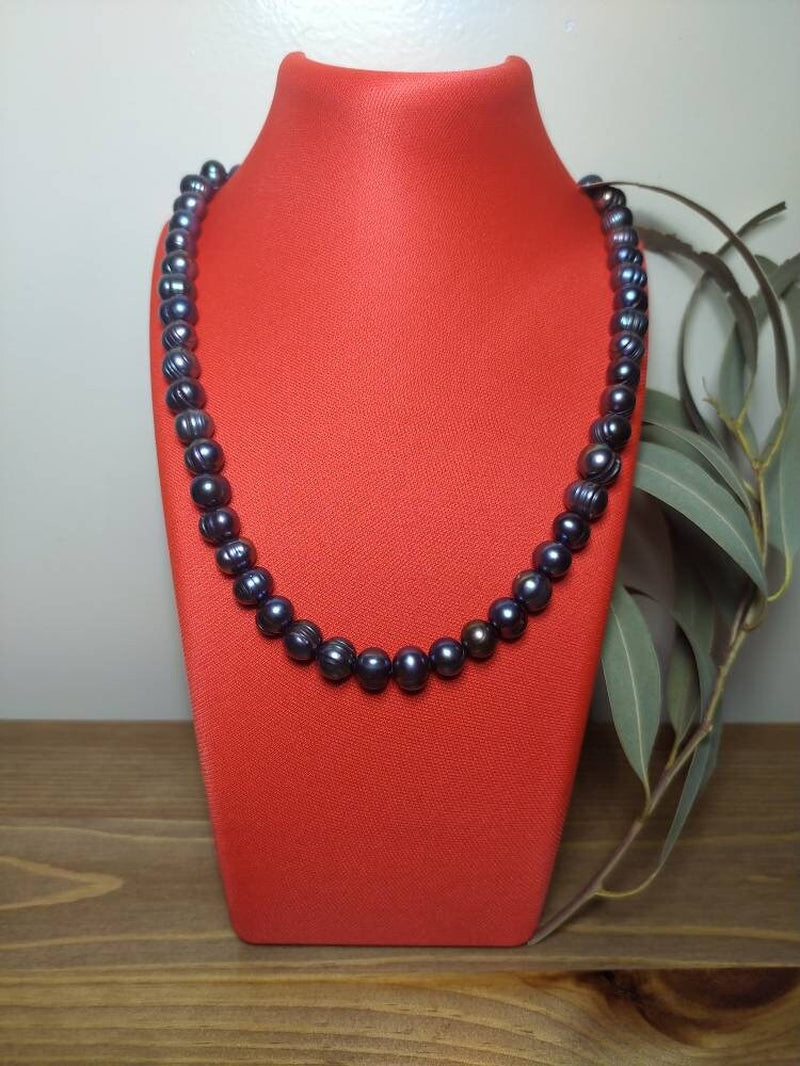 Black Pearls in Beautiful Necklace, an Exclusive Product Handmade with Love and Natural Pearls to Embellish Your Neck.