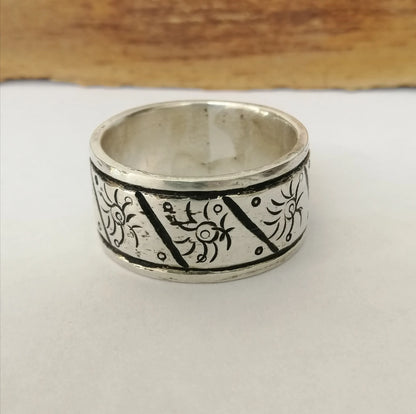 Heavy Silver Ring with Diagonal Engravings