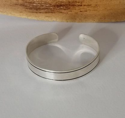 Modern Moroccan Silver Cuff - Black Edge