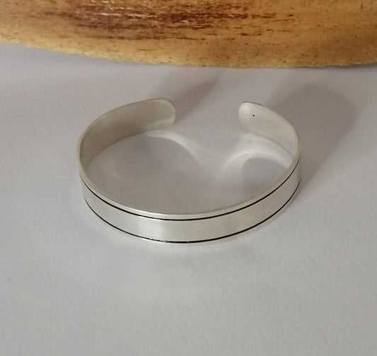 Modern Moroccan Silver Cuff - Black Edge