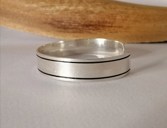 Modern Moroccan Silver Cuff - Black Edge