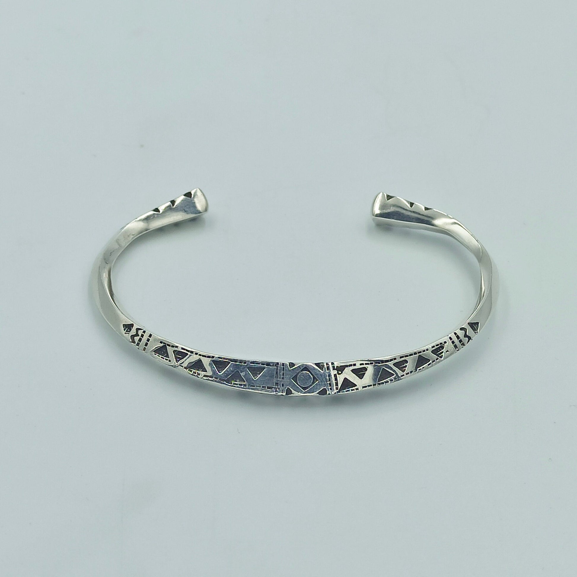 Silver Bracelet Tuareg Jewelery, Tuareg Moroccan Bracelet with Ethnic Engraving in 925 Silver, Unique Jewelry, Perfect for Any Occasion