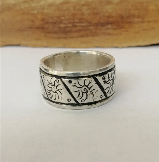 Heavy Silver Ring with Diagonal Engravings