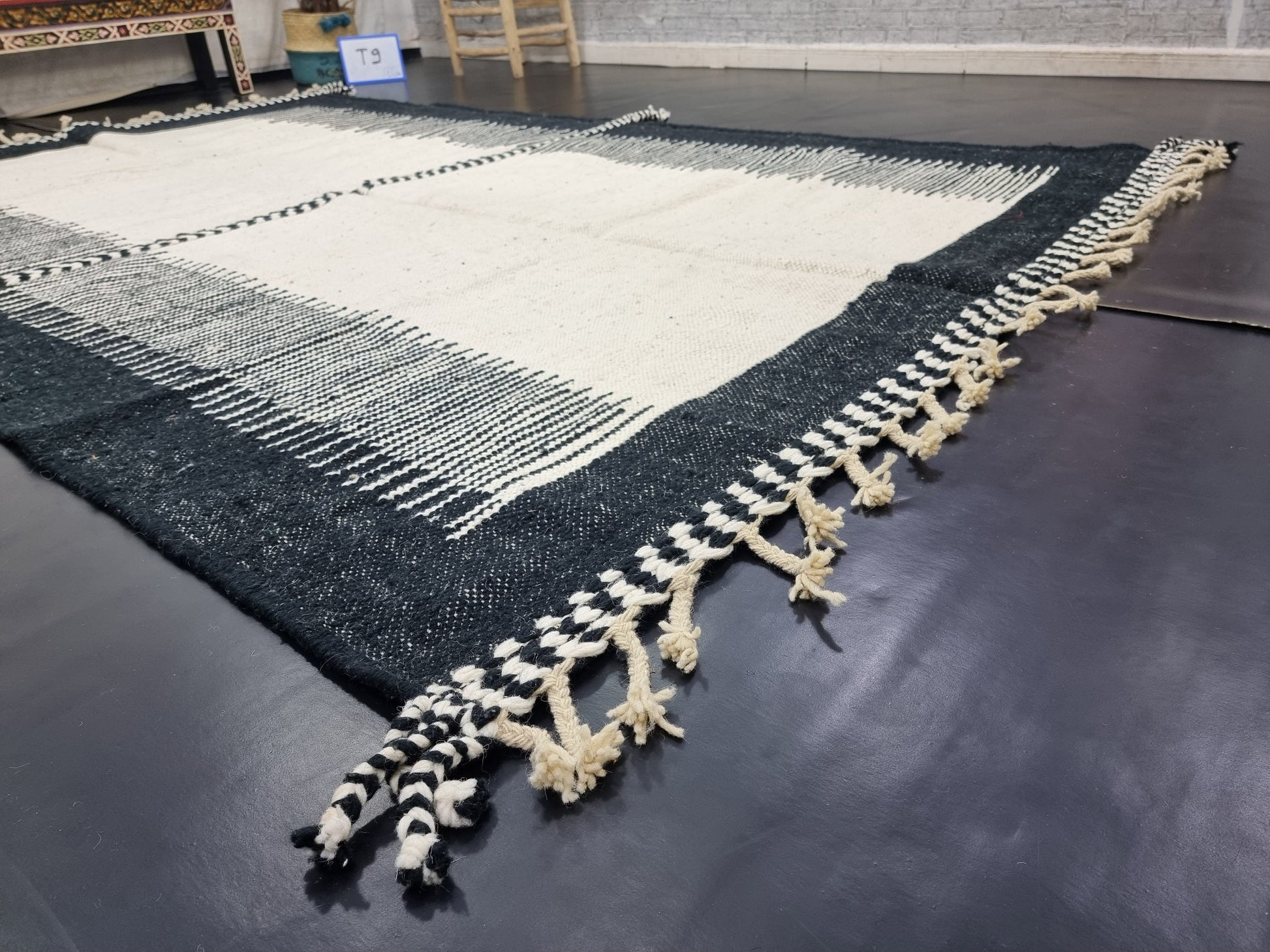 STUNNING ZANAFI RUG, Handmade Wool Rug, Moroccan Rug, Berber Rug, Kilim Flat Rug, Black and White Rug, Striped Wool Rug, Handwoven Wool Rug