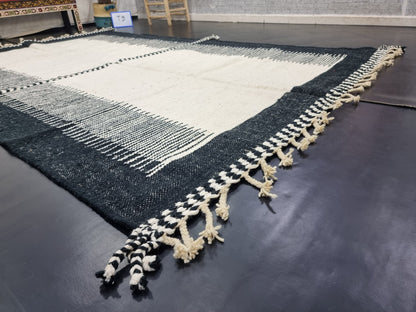 STUNNING ZANAFI RUG, Handmade Wool Rug, Moroccan Rug, Berber Rug, Kilim Flat Rug, Black and White Rug, Striped Wool Rug, Handwoven Wool Rug