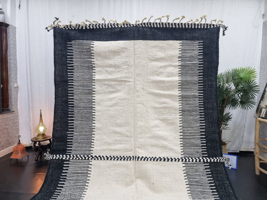 STUNNING ZANAFI RUG, Handmade Wool Rug, Moroccan Rug, Berber Rug, Kilim Flat Rug, Black and White Rug, Striped Wool Rug, Handwoven Wool Rug