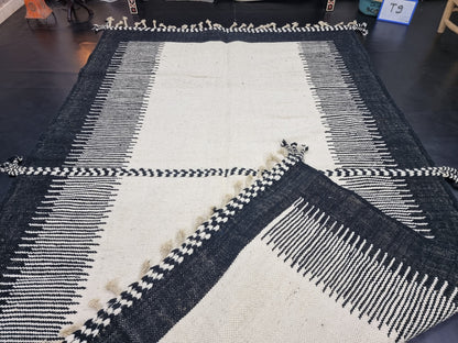 STUNNING ZANAFI RUG, Handmade Wool Rug, Moroccan Rug, Berber Rug, Kilim Flat Rug, Black and White Rug, Striped Wool Rug, Handwoven Wool Rug
