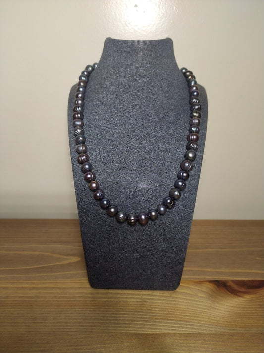 Black Pearls in Beautiful Necklace, an Exclusive Product Handmade with Love and Natural Pearls to Embellish Your Neck.