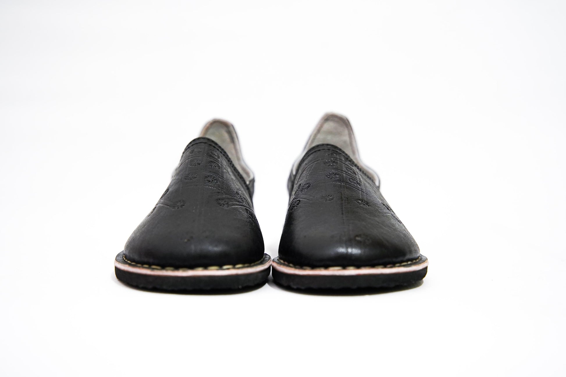 Handmade Moroccan Babouche Leather Slippers for Men, Classic Black Organic Sheepskin Slip-Ons – Elegant and Comfortable.