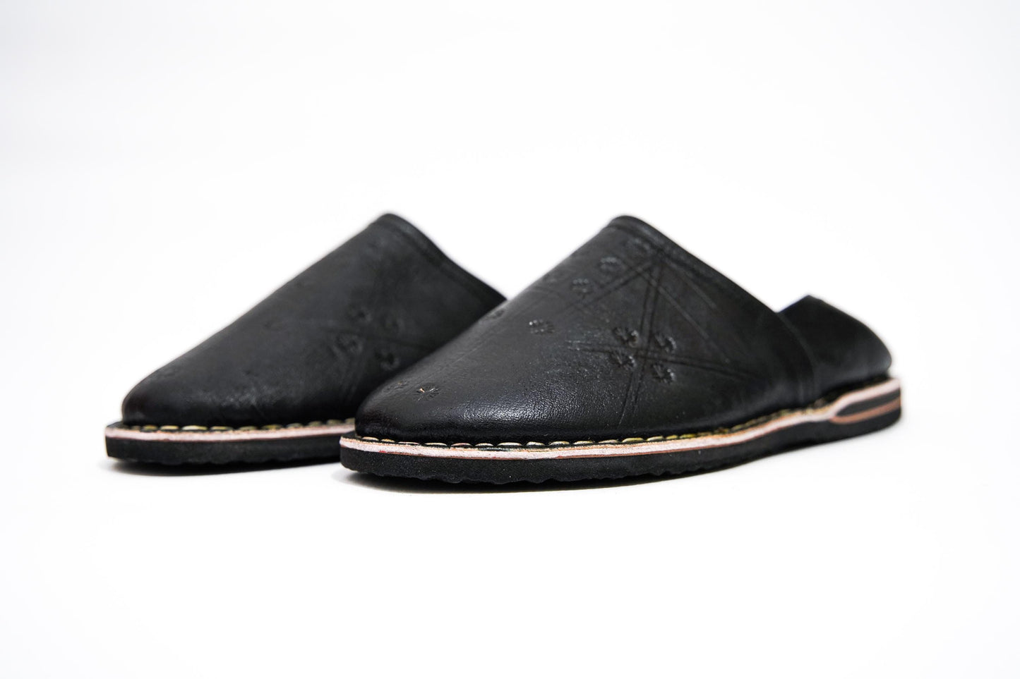 Handmade Moroccan Babouche Leather Slippers for Men, Classic Black Organic Sheepskin Slip-Ons – Elegant and Comfortable.