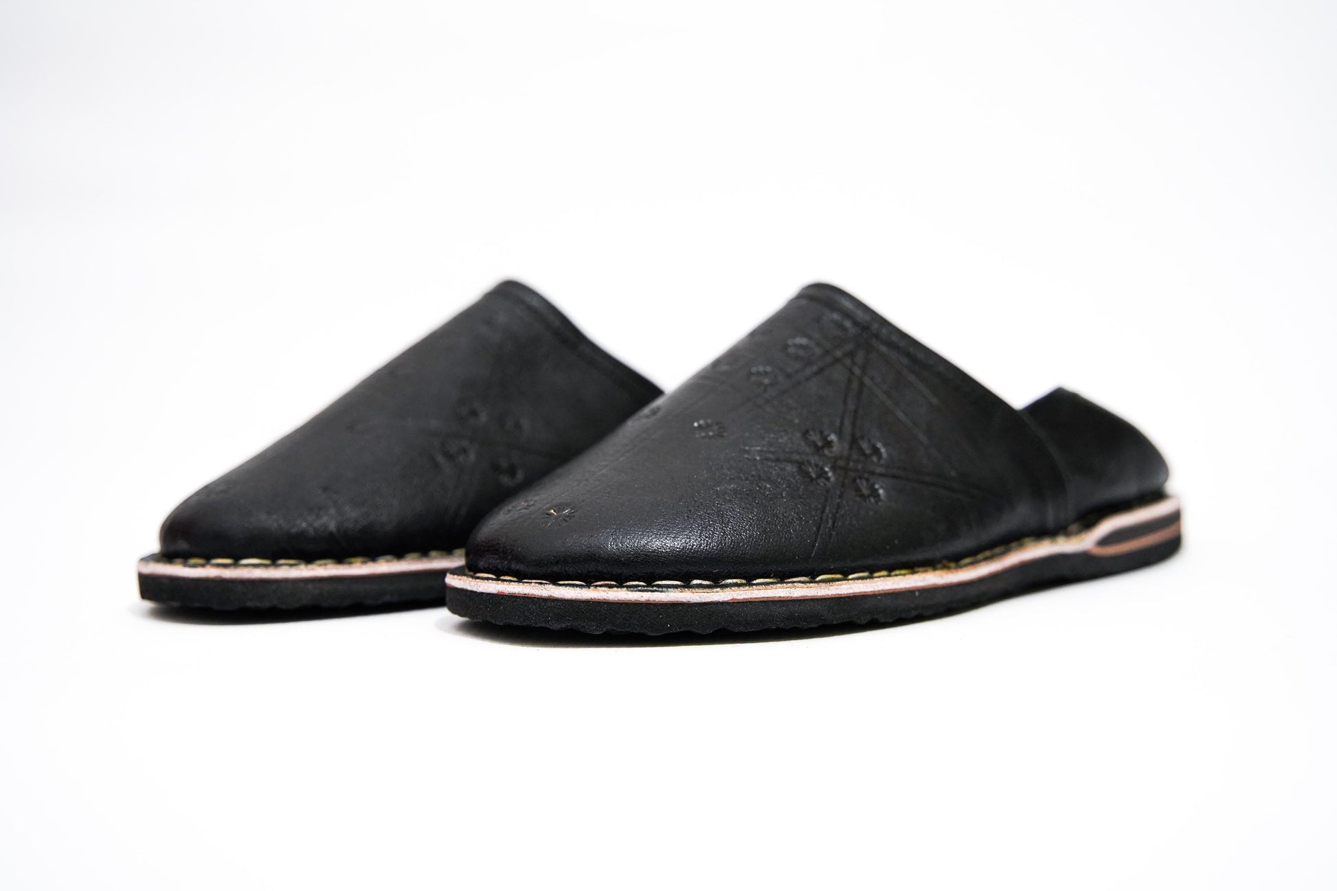 Handmade Moroccan Babouche Leather Slippers for Men, Classic Black Organic Sheepskin Slip-Ons – Elegant and Comfortable.